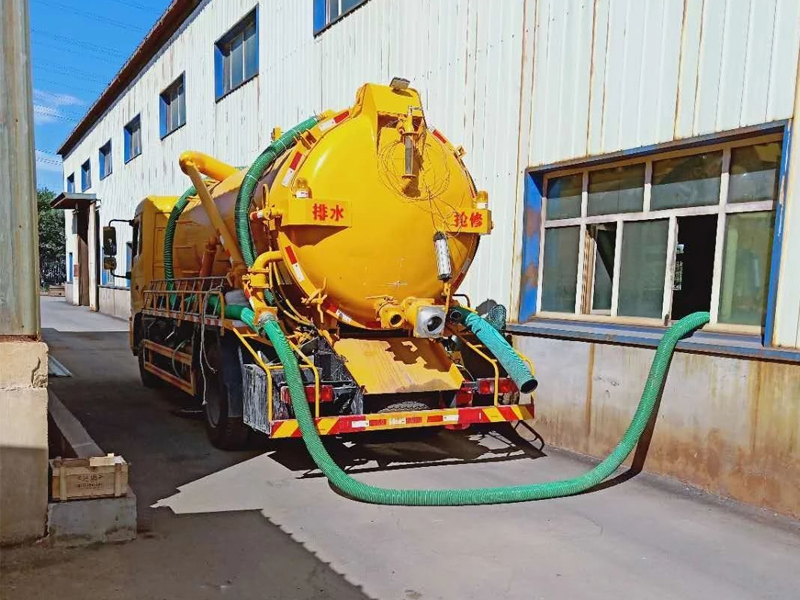 锁金村厂区化粪池清理